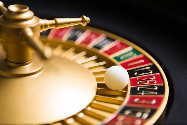 Dealer modbussid Free Bet Blackjack melayani pemain dengan kartu di tangan, streaming HD